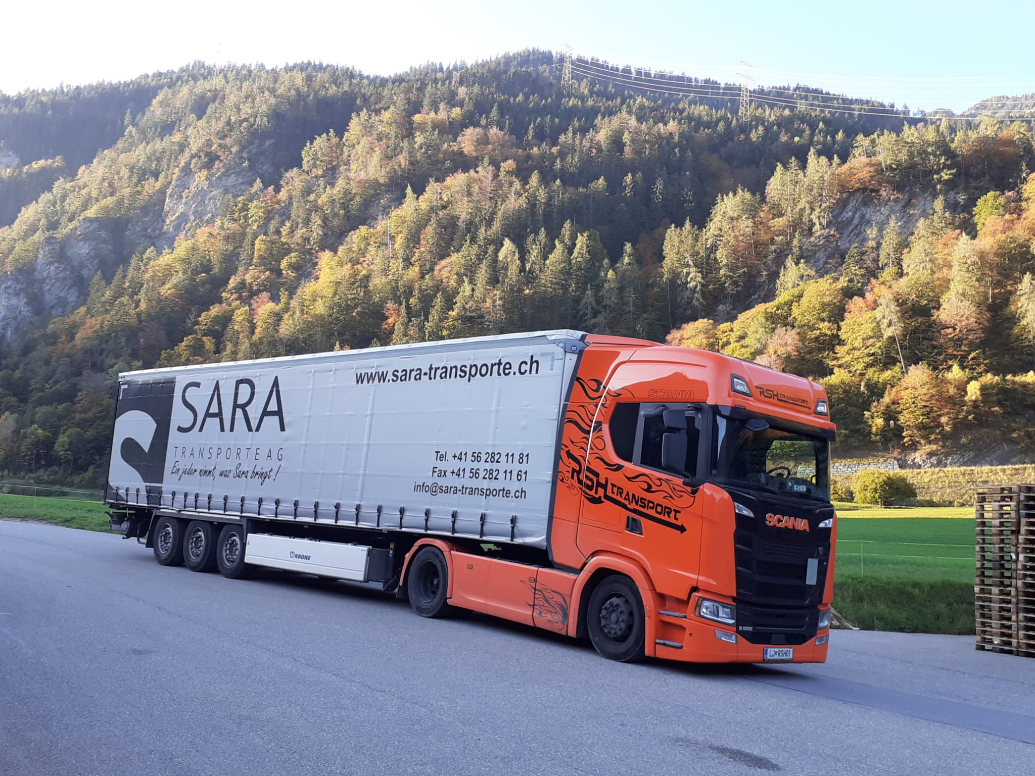 Sara Transporte Fahrzeug in alpiner Landschaft